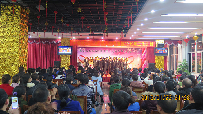 04晚會(huì )表演大合唱.jpg